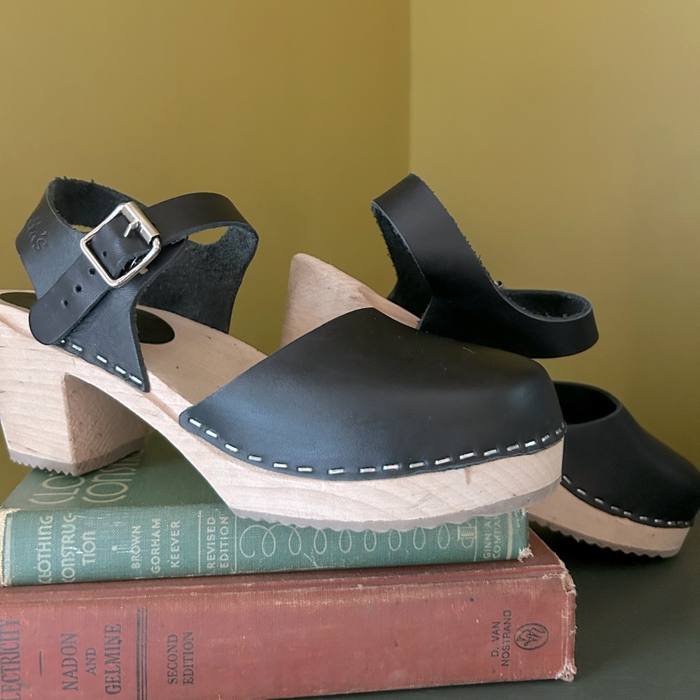 Lotta’s Highwood Black Clogs Natural